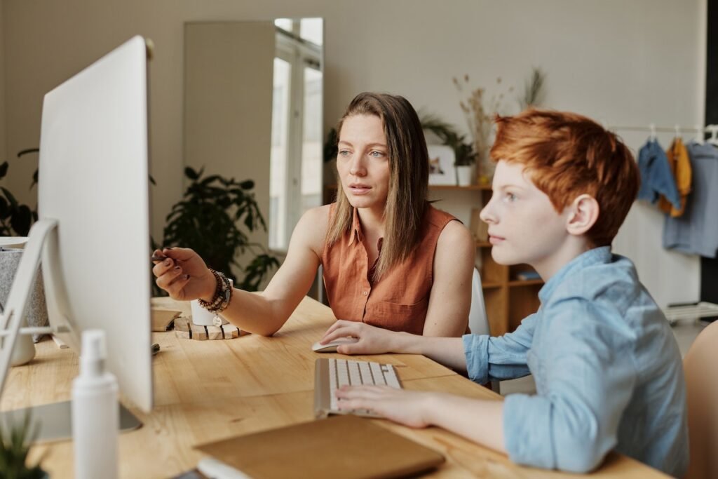 niño aprendiendo online